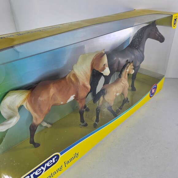 Breyer Wild Mustang Family Freedom Series 1:12 Scale TSC 2024 Horse - Picture 6 of 10